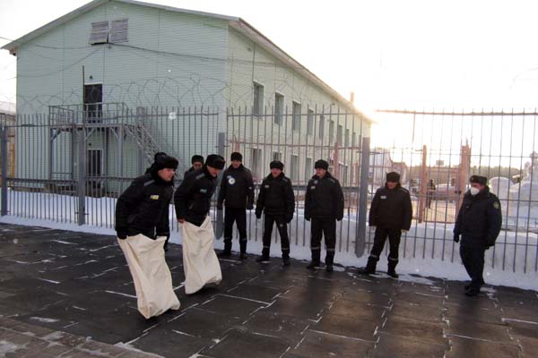 В Тверской области осужденные сыграли в дворовой хоккей и соревновались в прыжках в мешках