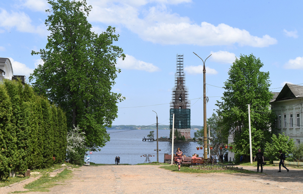 Игорь Руденя проверил как проходит реставрация Николаевской колокольни в Калязине