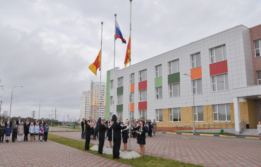Уроки в школах Тверской области станут начинаться с исполнения гимна и поднятия флага России