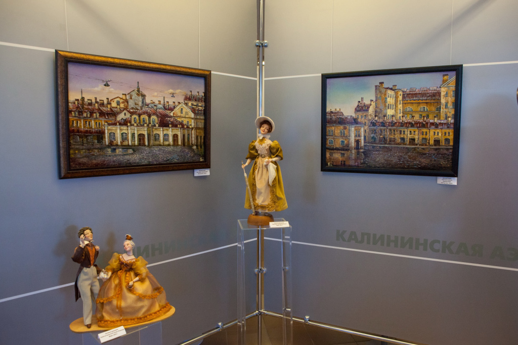 При поддержке Калининской АЭС в Удомле открылась уникальная выставка картин и авторских кукол