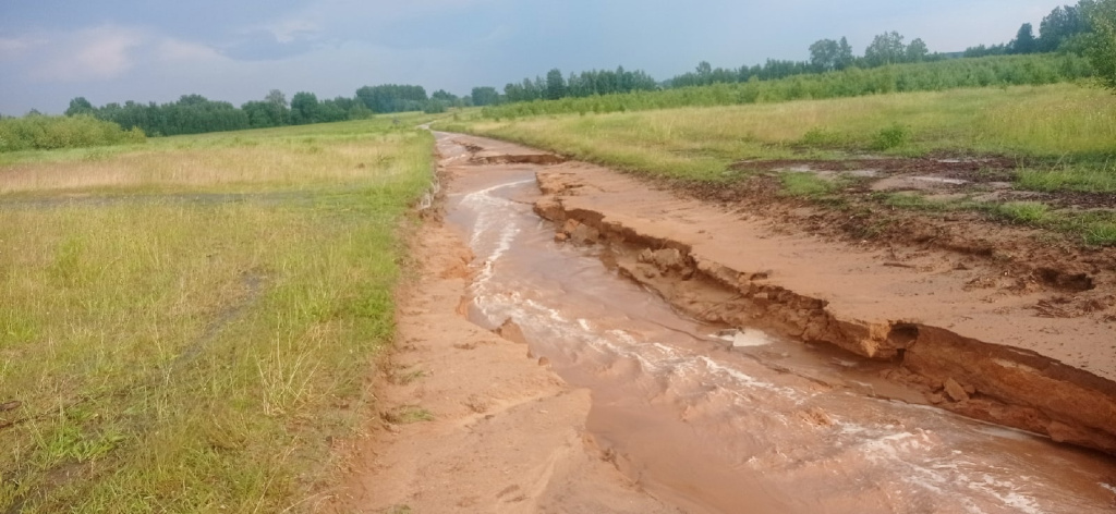 В Тверской области засыпало градом и размыло дорогу
