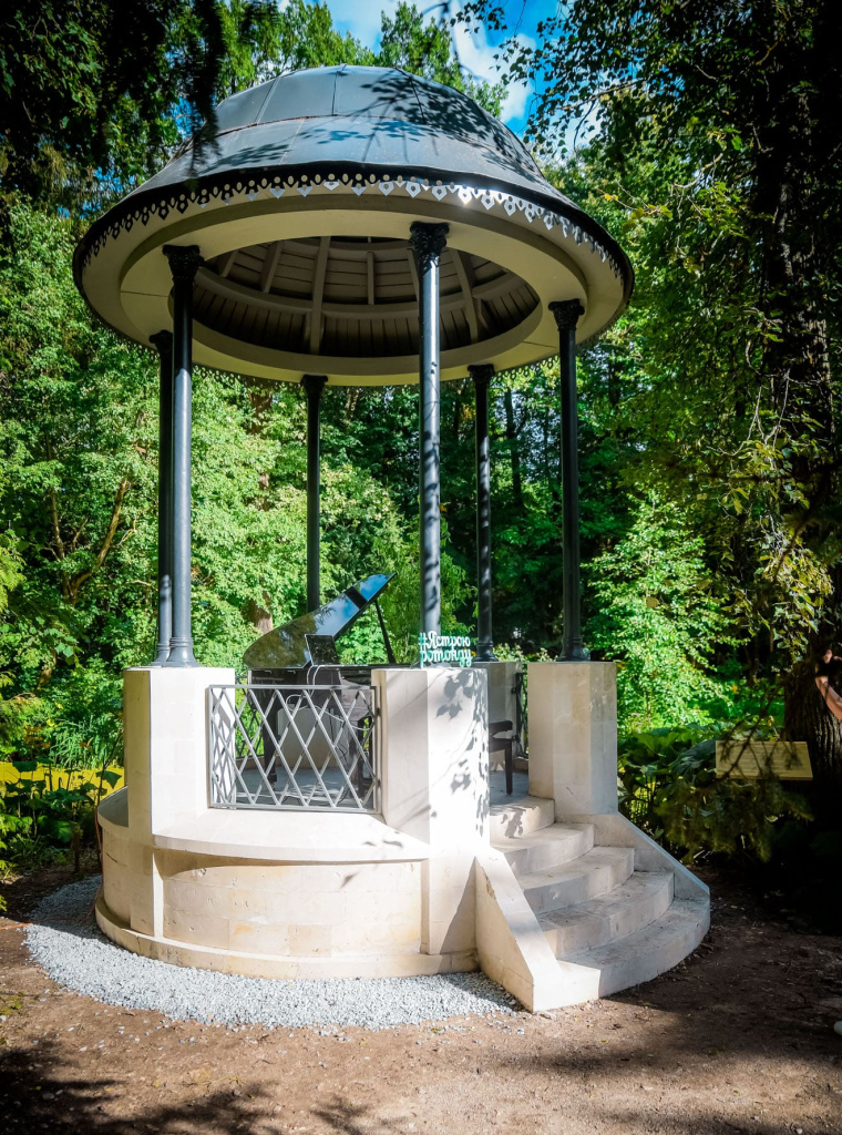 В Ботаническом саду Тверского госуниверситета прошло открытие восстановленной ротонды
