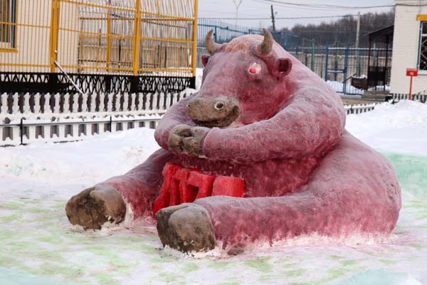 Памятник Афанасию Никитину и черепаха Тортилла: тверские заключенные соревнуются в лепке снежных фигур