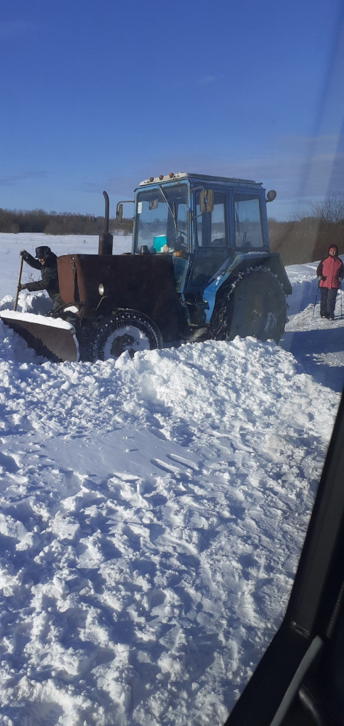 Под Тверью в снегу застрял школьный автобу