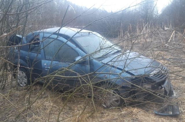 Женщина пострадала в вылетевшем в кювет автомобиле в Тверской области