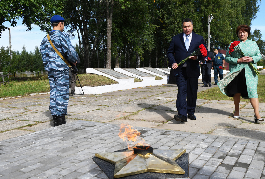 Игорь Руденя возложил цветы к мемориальному комплексу «Воинское захоронение»