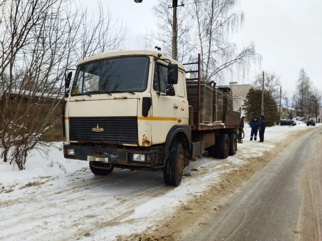 В Тверской области в ДТП с грузовиком 75-летний водитель получил ушиб грудной клетки