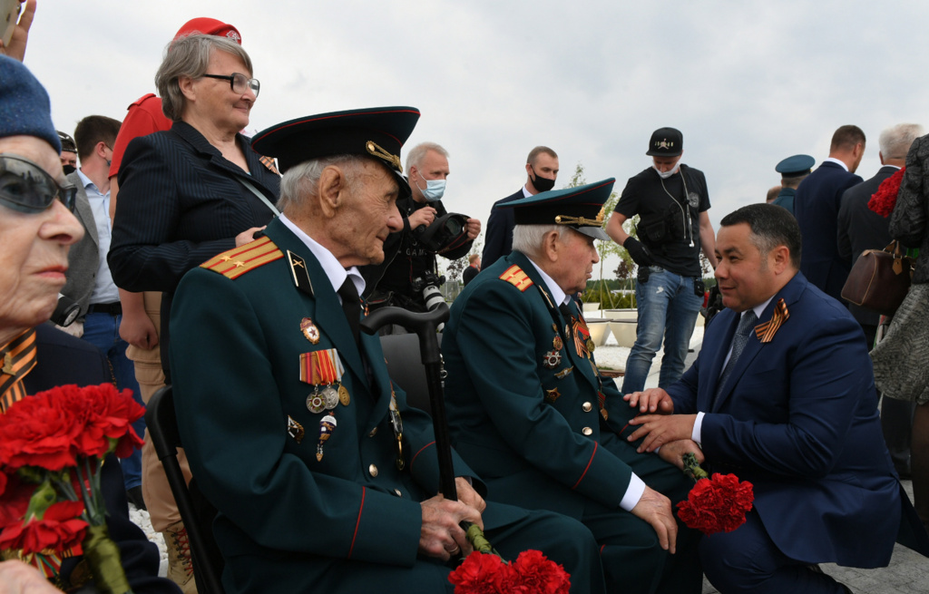 Под Ржевом торжественно открыли мемориал Советскому солдату