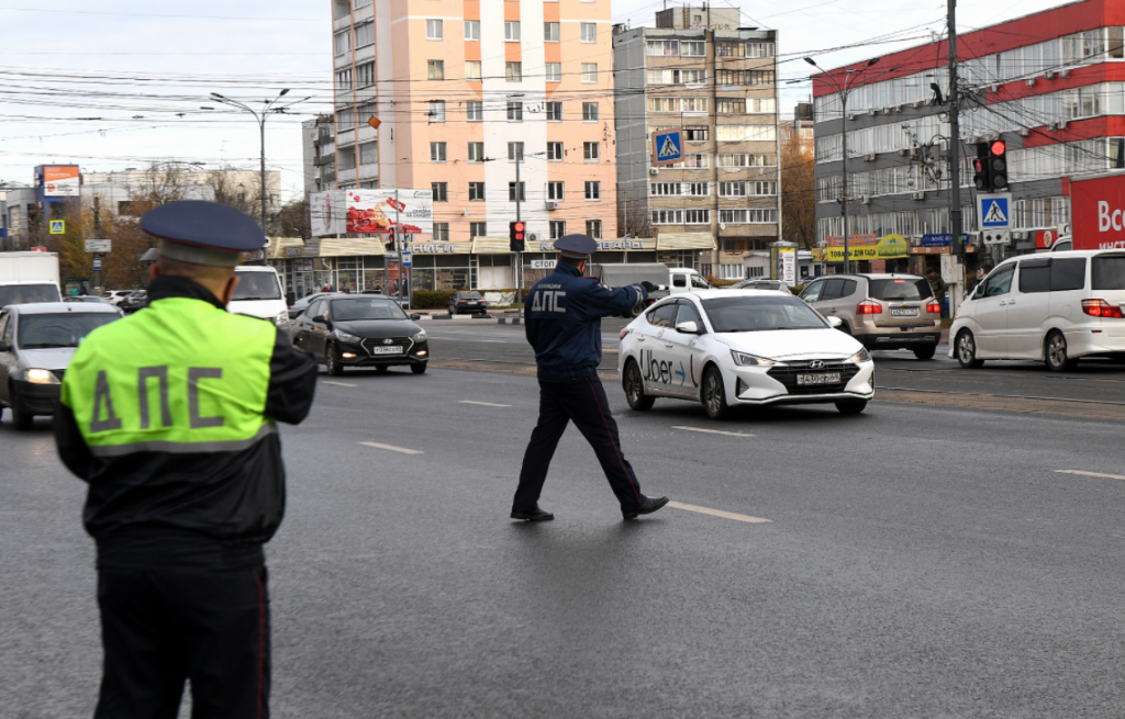 В Твери проверяют такси на соблюдение водителями и пассажирами масочного режима