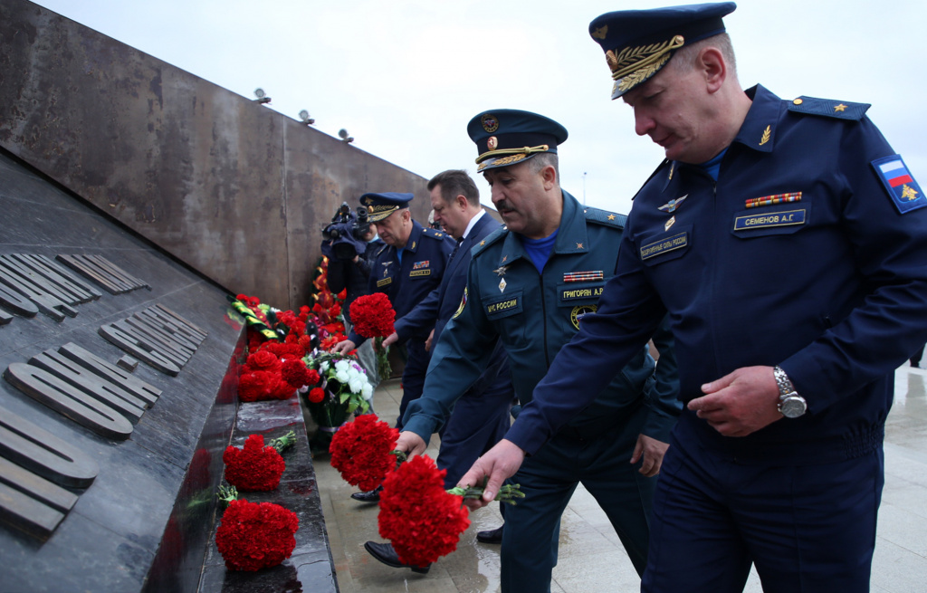 Игорь Руденя и Владимир Васильев возложили цветы к Ржевскому мемориалу в День окончания Второй мировой войны