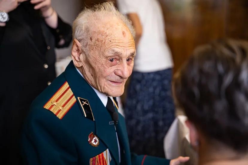 Лидер тверских добровольцев Юлия Саранова побывала в гостях у ветерана ВДВ 