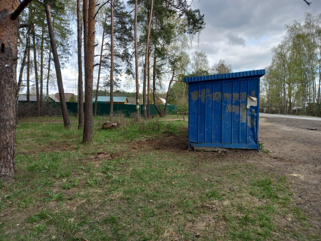 В Тверской области после жалобы жителей убрали мусор с остановки