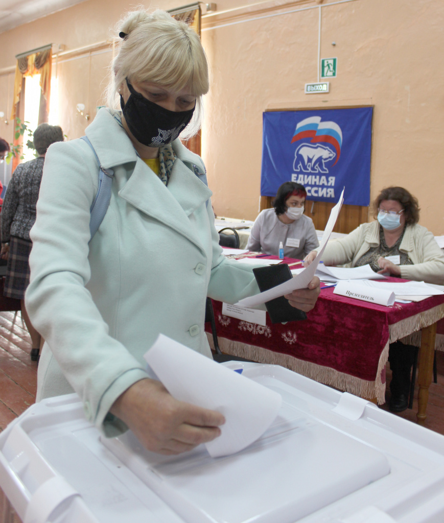 Жители Тверской области региона голосуют очно и в электронно