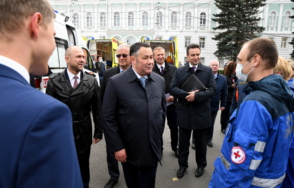 В районы Тверской области передали 22 машины скорой помощи и 64 новых школьных автобуса