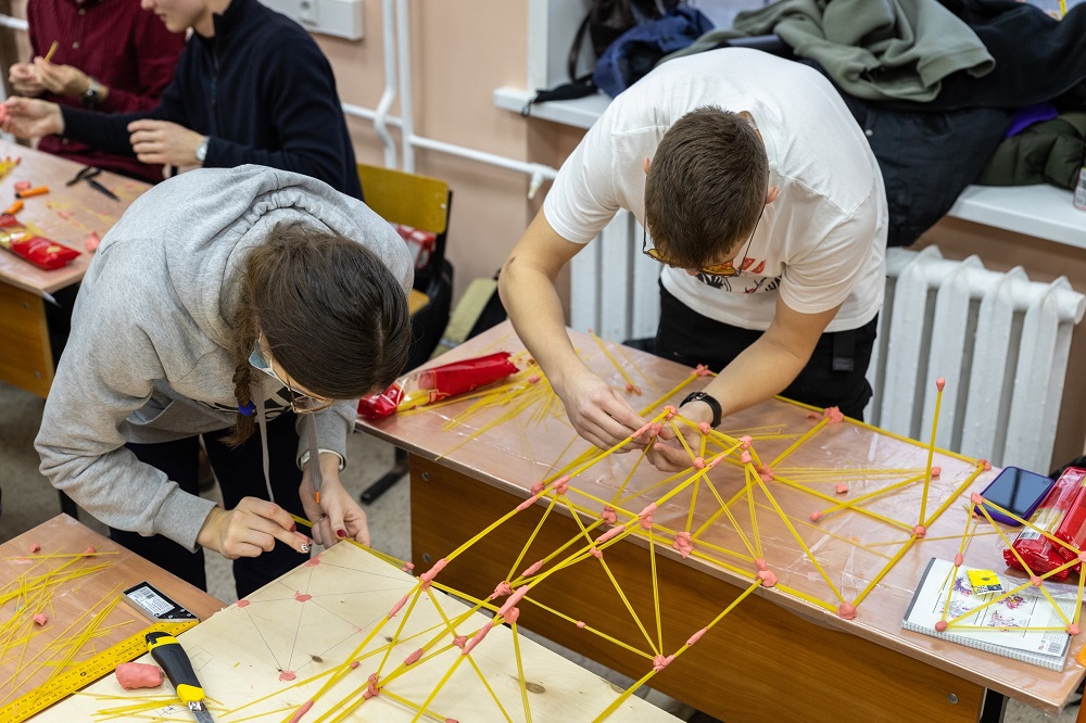 В Твери студенты строили мосты из макарон