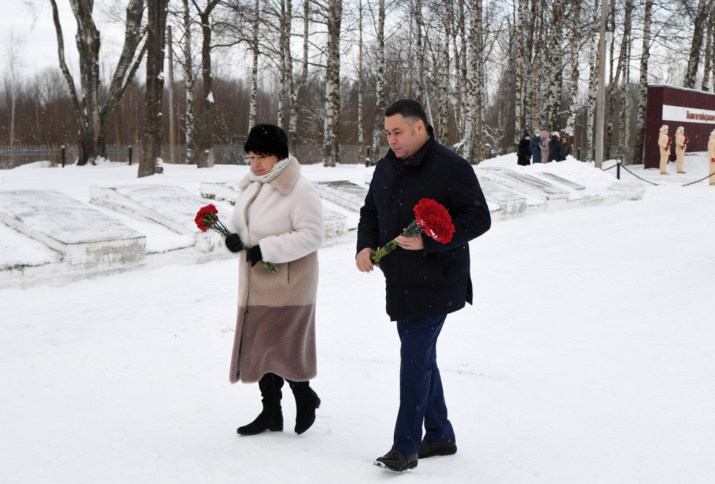 Губернатор возложил цветы к мемориалу «Воинское захоронение» в Вышнем Волочке