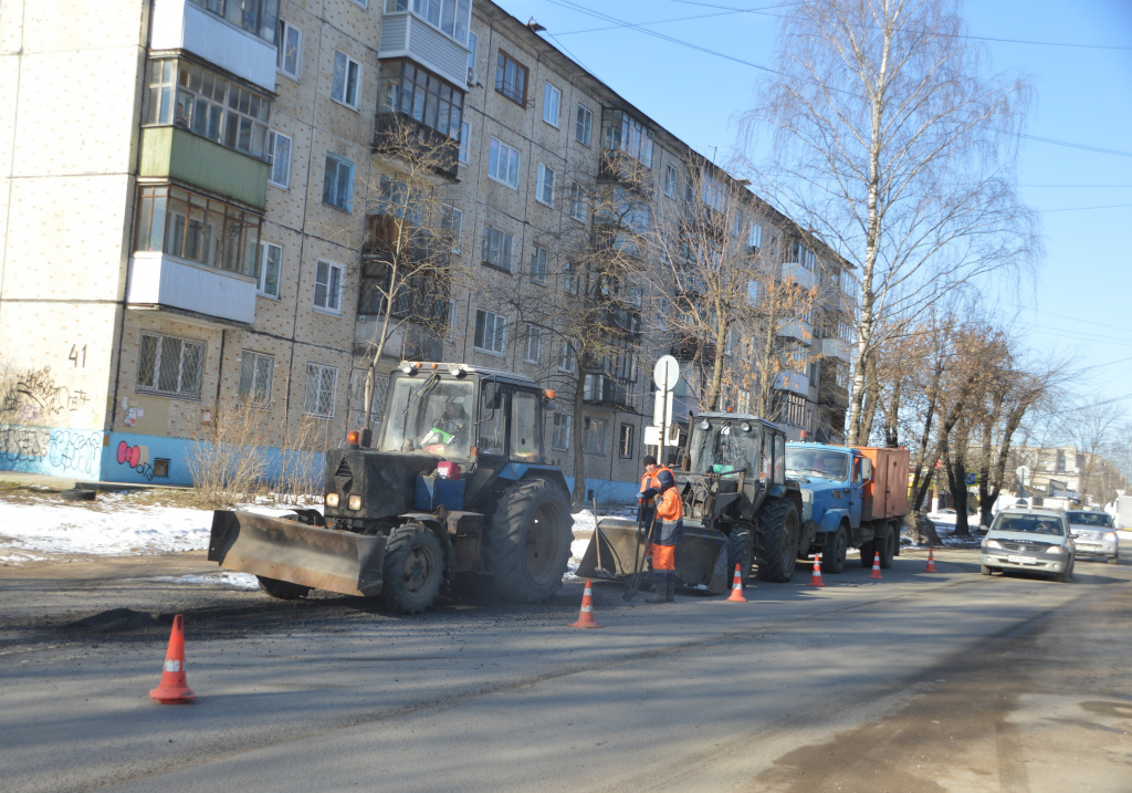 В Твери «ЖЭК» продолжают ямочный ремонт дорог