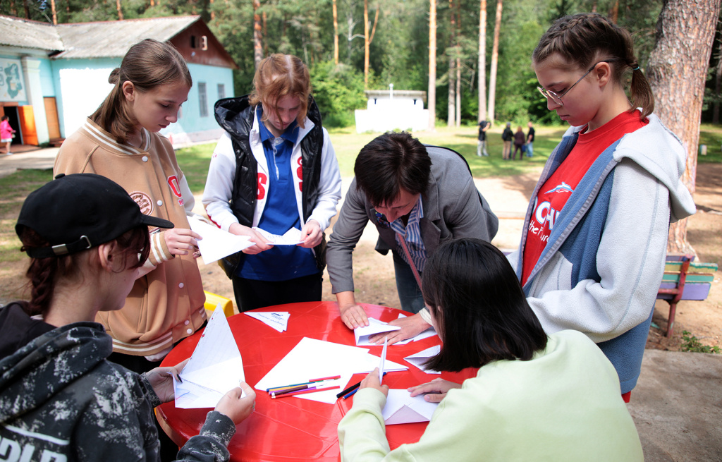 Участники СВО провели встречу с детьми из лагеря «Ромашка» в Тверской области