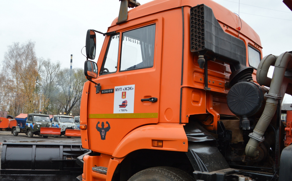 В Твери «ЖЭК» продолжает работы по содержанию дорог в нестабильных погодных условиях