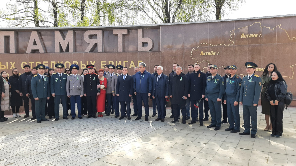 Делегация Казахстана возложила цветы к Мемориальному комплексу во Ржеве