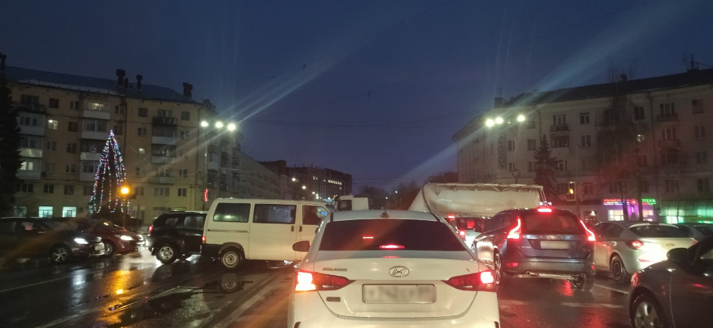 На площади Капошвара в Твери отключился светофор – наступил хаос