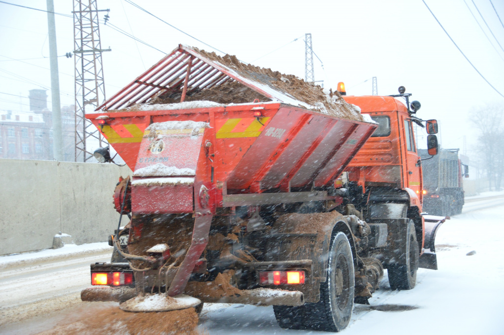 Улицы Твери от снега в усиленном режиме чистят 59 спецмашин