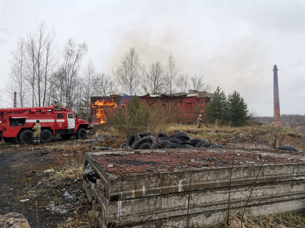 В Тверской области загорелось здание заброшенного завода «Красный Май»