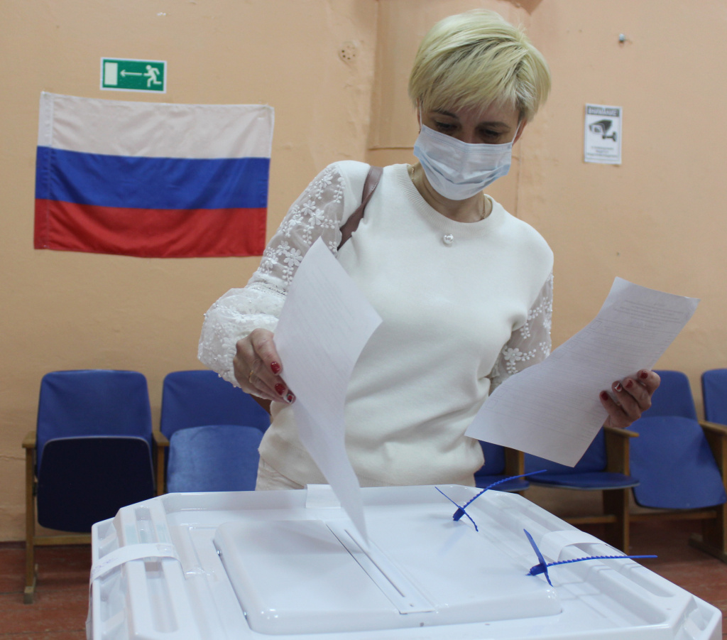 Жители Тверской области региона голосуют очно и в электронно