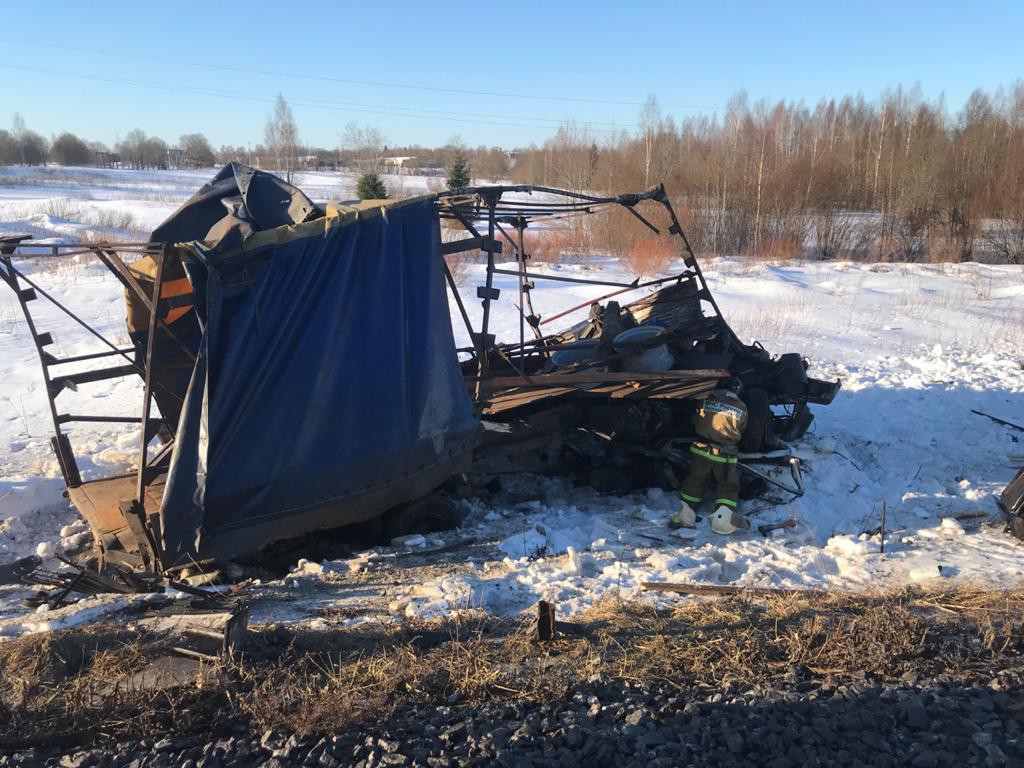 Водитель «МАЗа» погиб в ДТП с поездом в Тверской области