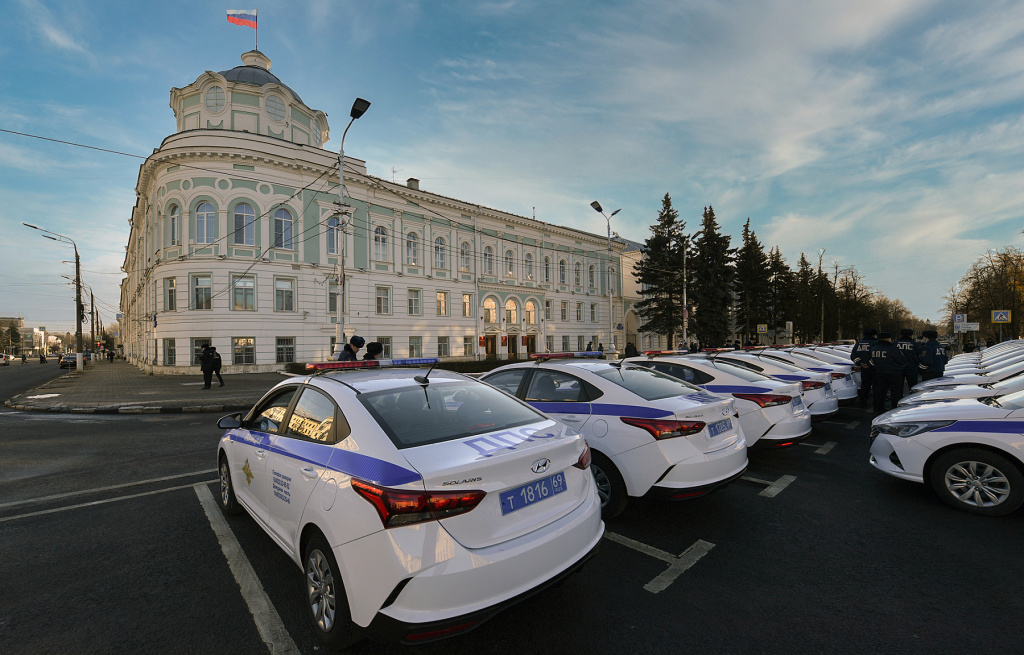 Полицейским Тверской области вручили 68 новых служебных автомобилей
