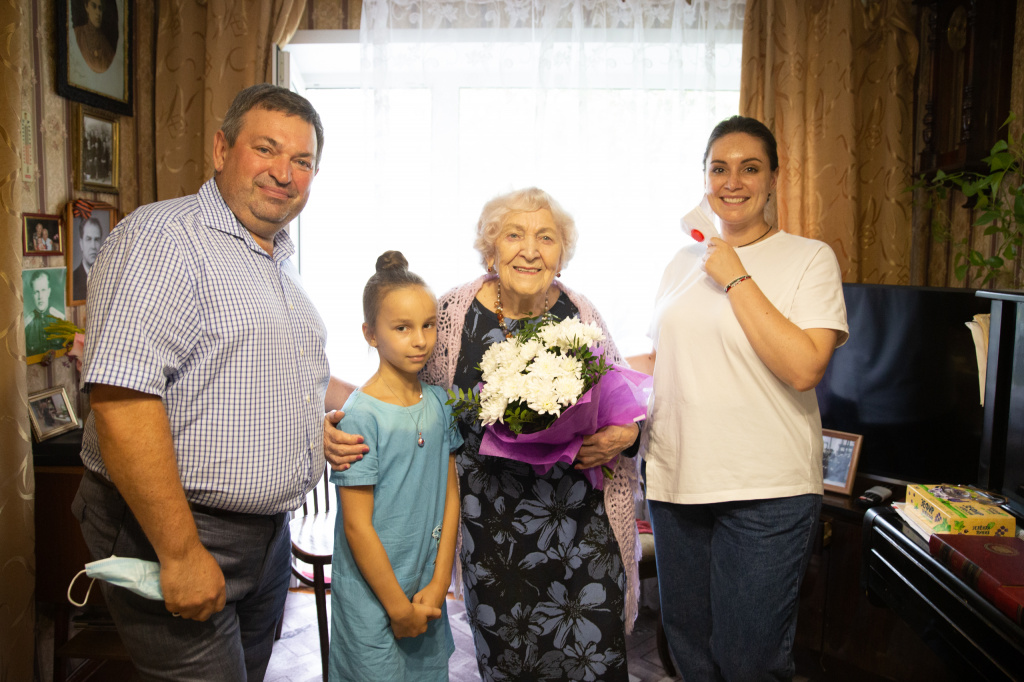 В Твери Юлия Саранова поздравила ветерана Зою Андрееву со столетним юбилеем