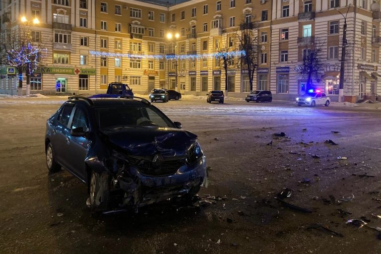 В ДТП на площади Терешковой в Твери пострадал водитель «Логана»