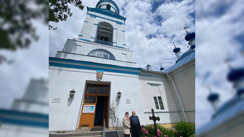 Российский писатель-маринист Николай Черкашин передал икону «Христос и дети» храму в Конаковском районе