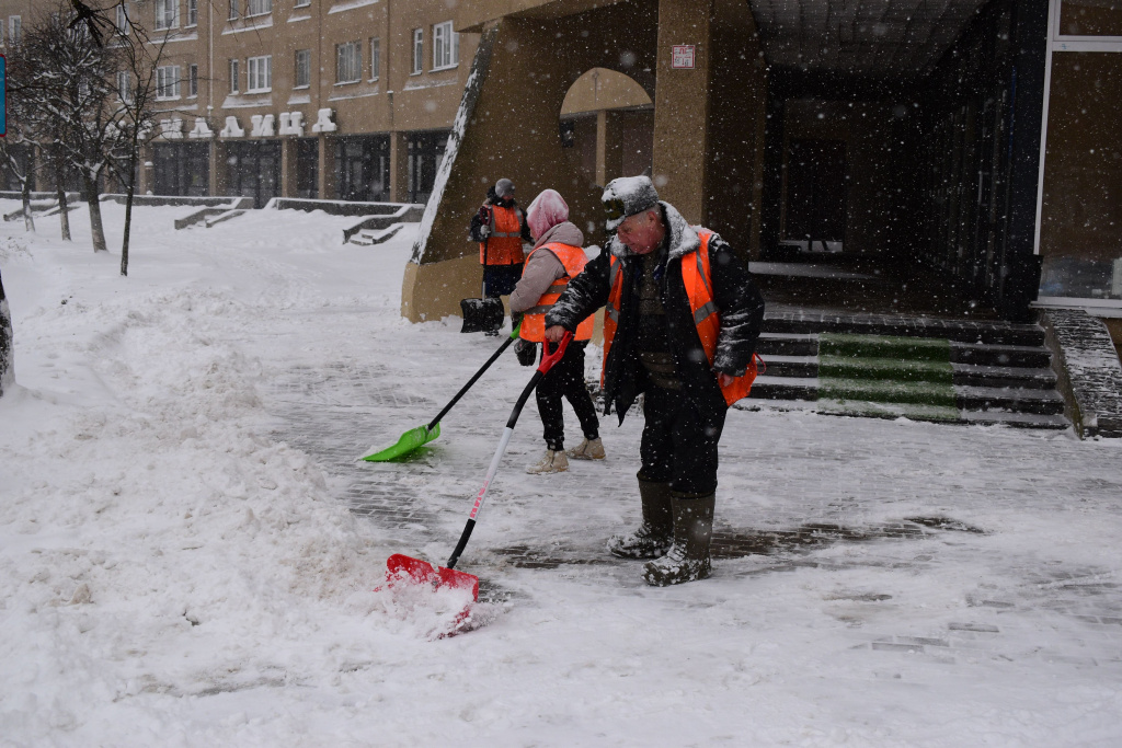 В Твери сотрудники ЖЭК круглосуточно очищают дворы и дороги от снега