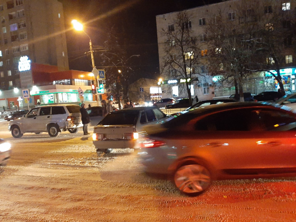 В центре Твери собирается пробка: на проспекте Чайковского легковушка влетела в иномарку