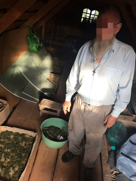 68-летний житель Зубцовского района хранил в гараже коноплю