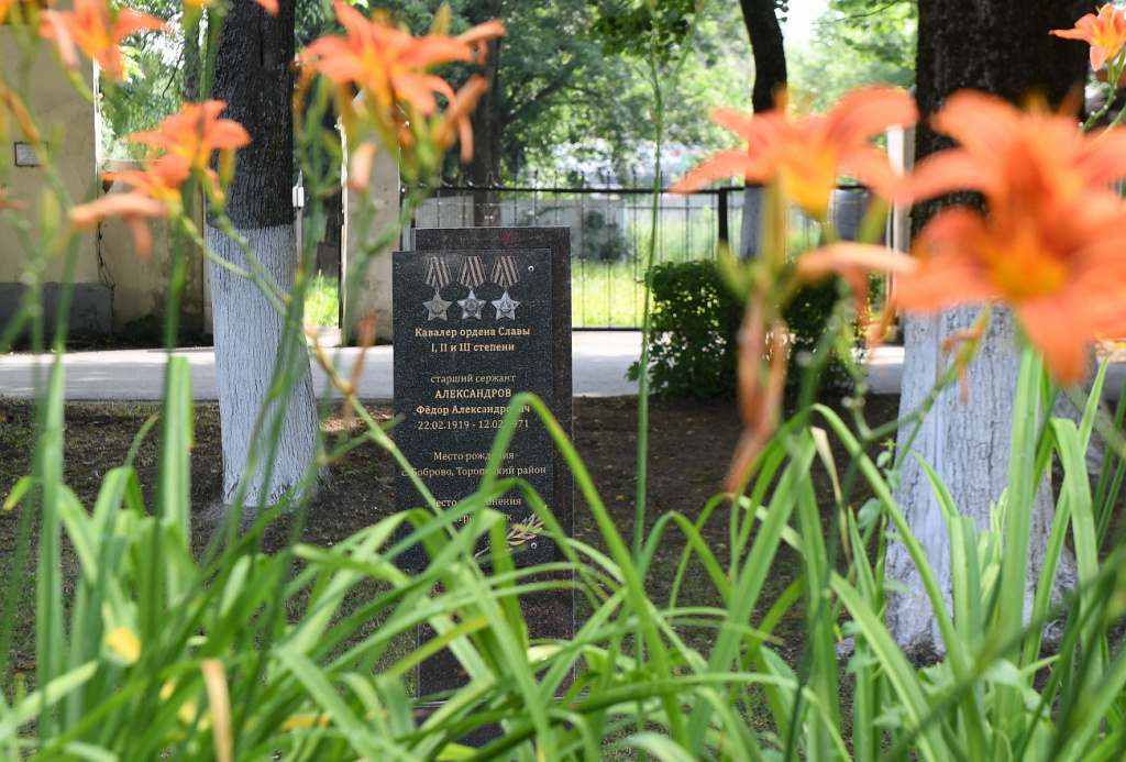 Игорь Руденя возложил цветы к стеле Героев Советского Союза в Торопце