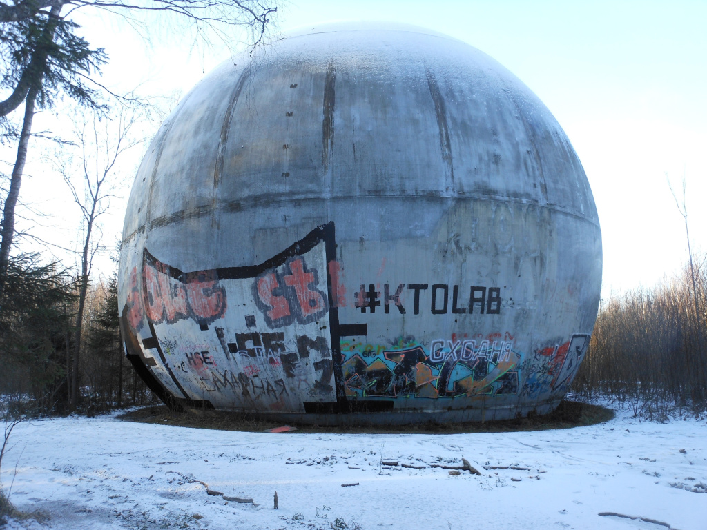Огромный шар из стеклопластика в Кимрском районе превратился в руины
