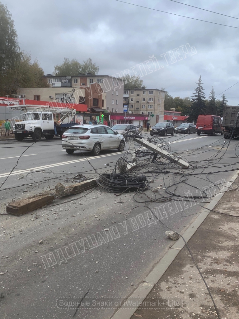 В Твери самосвал снёс опору ЛЭП