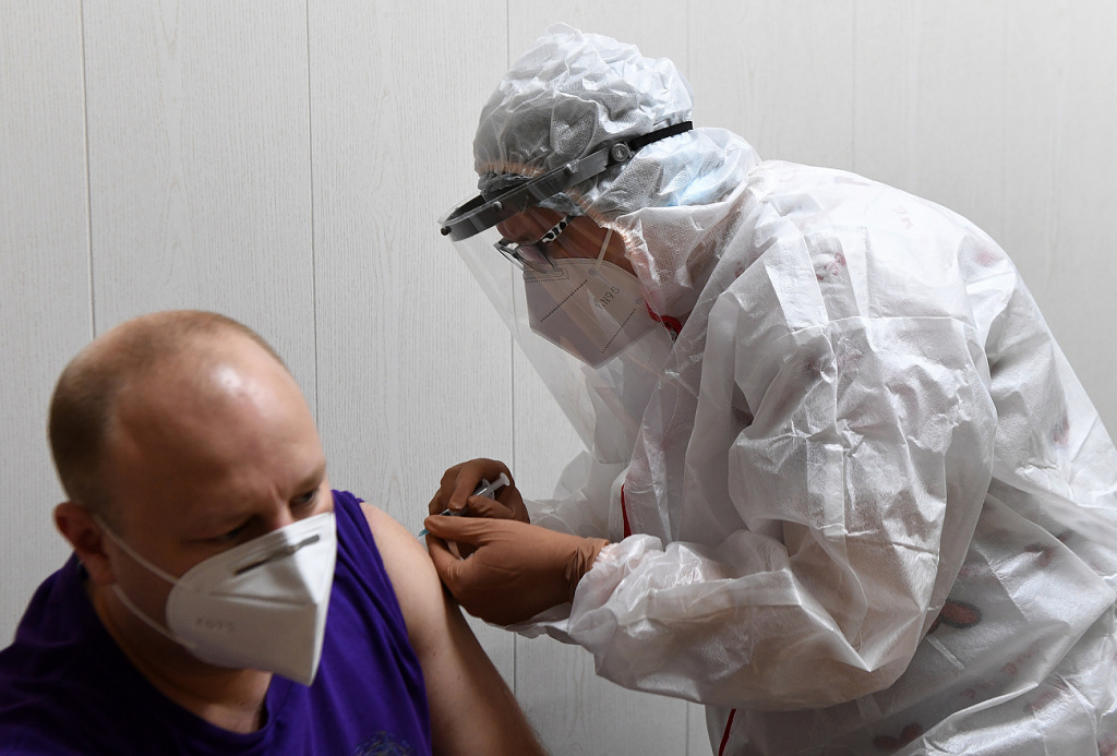 Тверская область получила 200 доз вакцины против COVID-19 для медиков, учителей и соцработников 
