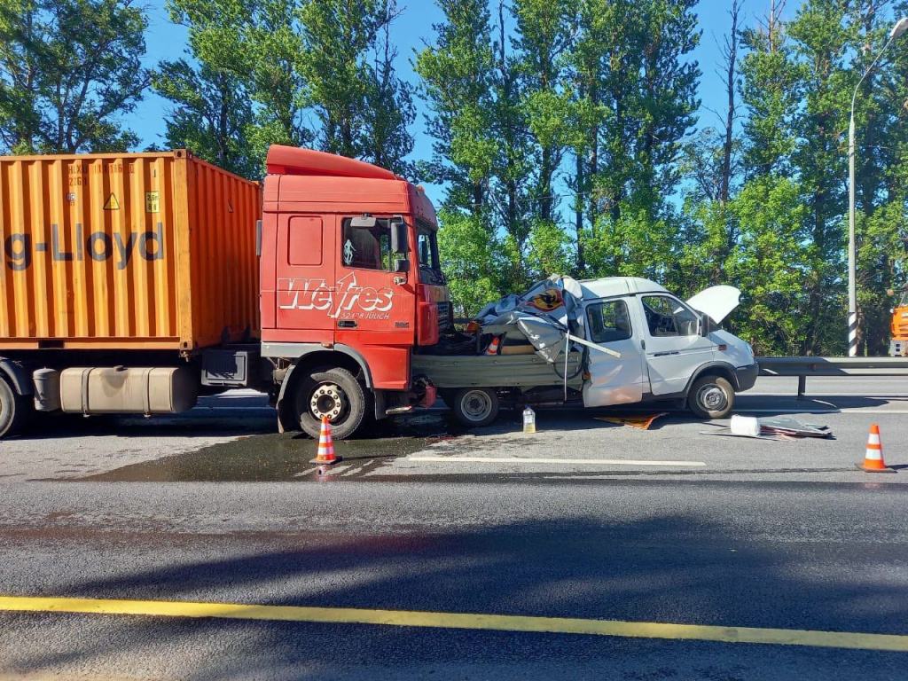 В Торжокском районе грузовик въехал в «Газель», есть погибший