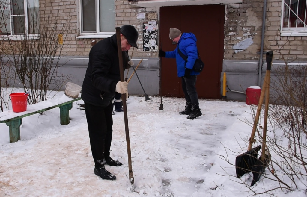 В Твери проверяют ход уборки крыш от снега и наледи