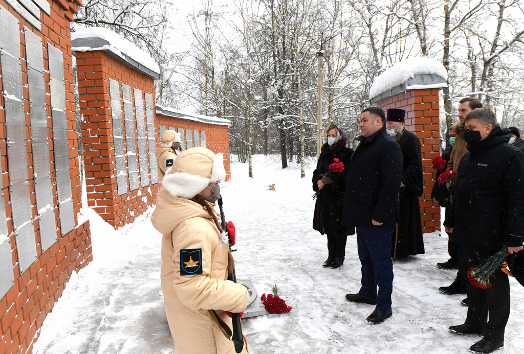 Игорь Руденя в Торжке посетил мемориальный комплекс «Аллея Славы»