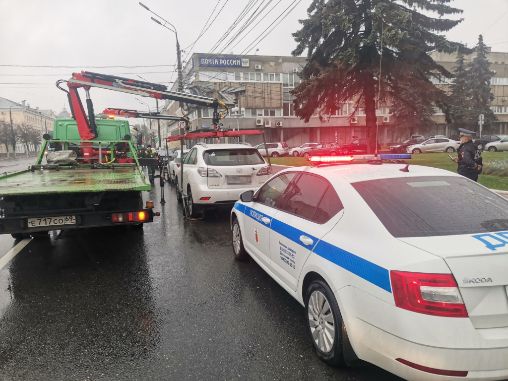 В центре Твери во время рейда полицейские эвакуировали более десятка авто за нарушение правил стоянки