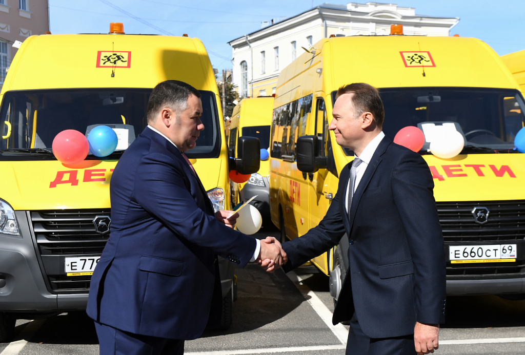 Игорь Руденя вручил ключи от 30 новых школьных автобусов