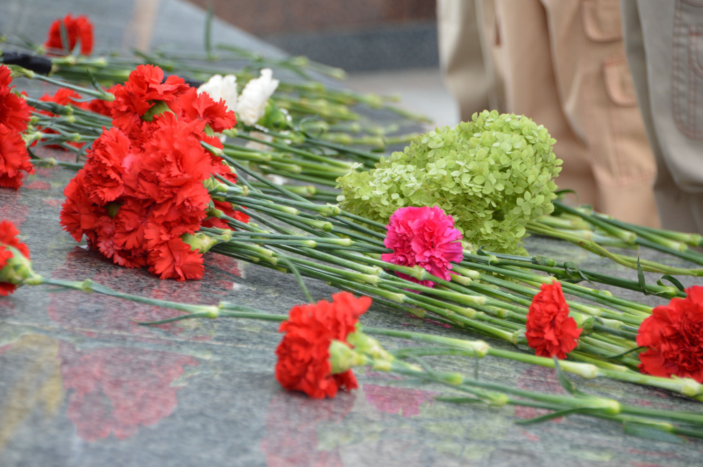 В Твери возложили цветы к Обелиску Победы в честь 80-летия Курской битвы