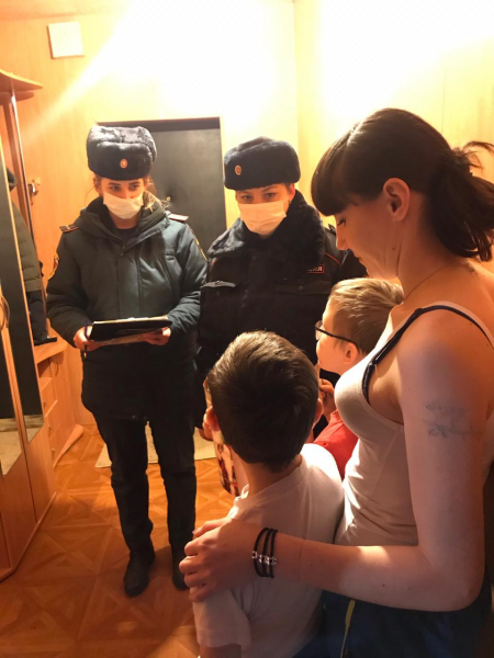 Полицейский Дед Мороз навестил детей из Торжка Тверской области