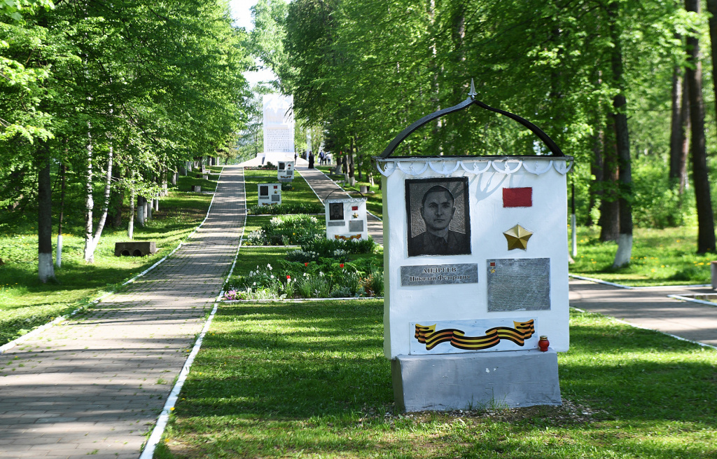 в Калязине Игорь Руденя возложил цветы к Обелиску воинам, павшим в годы Великой Отечественной войны