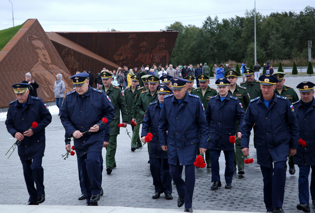 Игорь Руденя и Владимир Васильев возложили цветы к Ржевскому мемориалу в День окончания Второй мировой войны