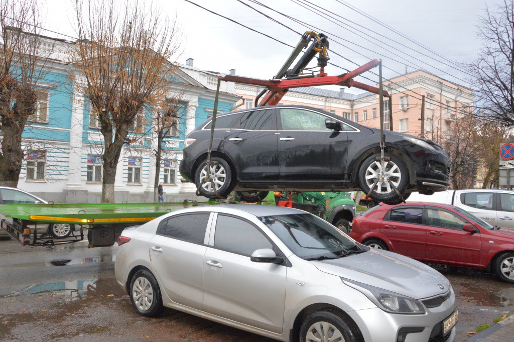 В Твери эвакуируют автомобили нарушителей, которые припаркованы на местах для инвалидов